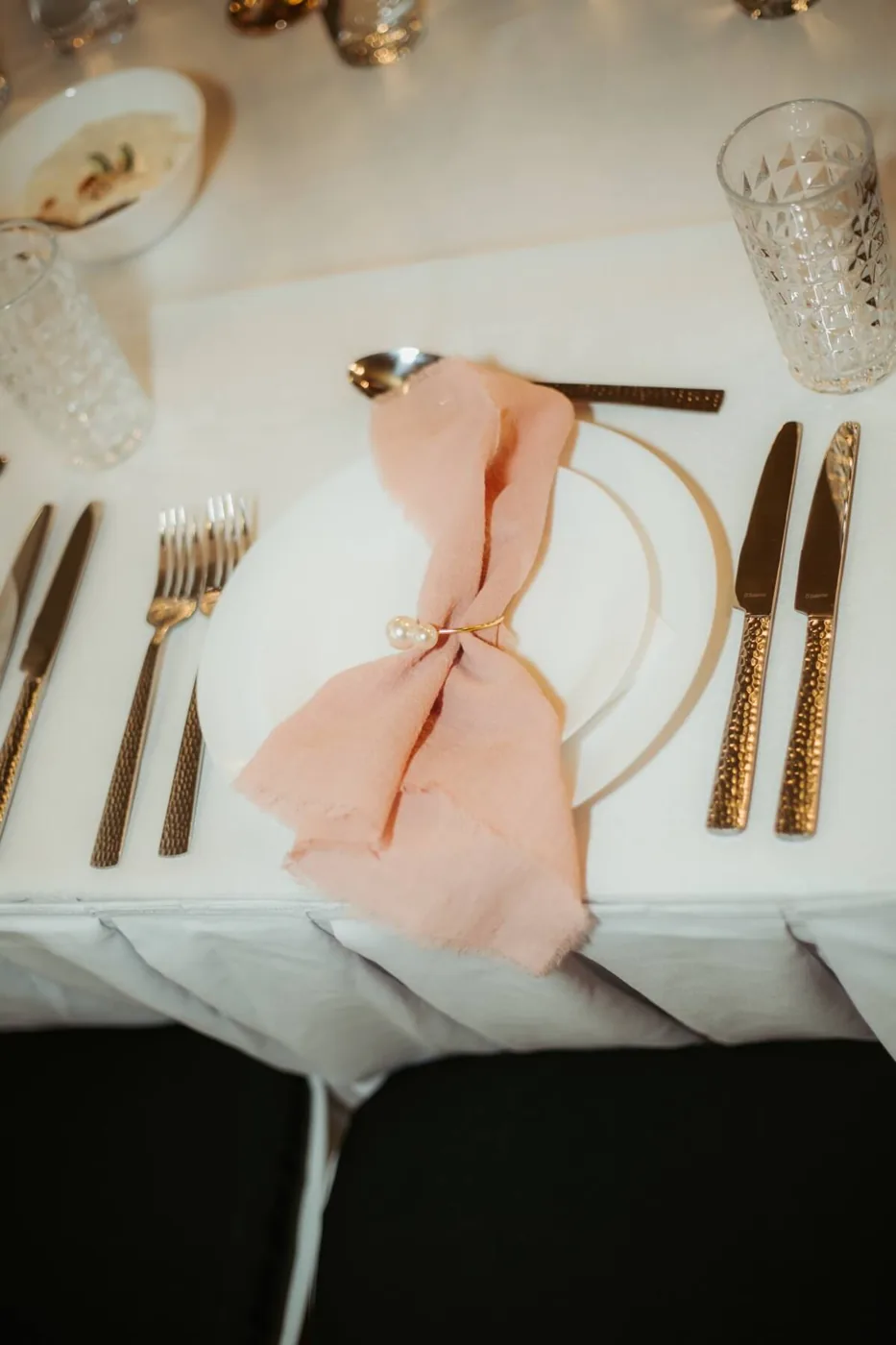 Elegantna postavka sa roze salvetom